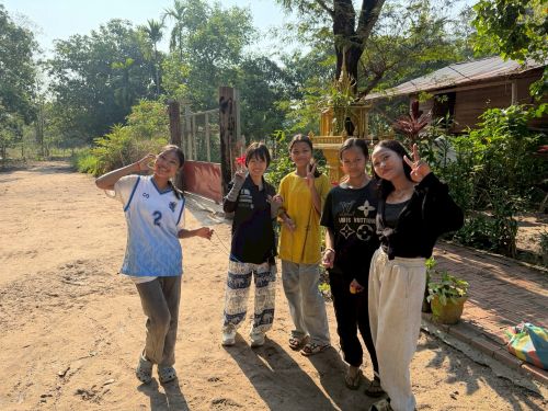 現地の子どもたちと記念撮影